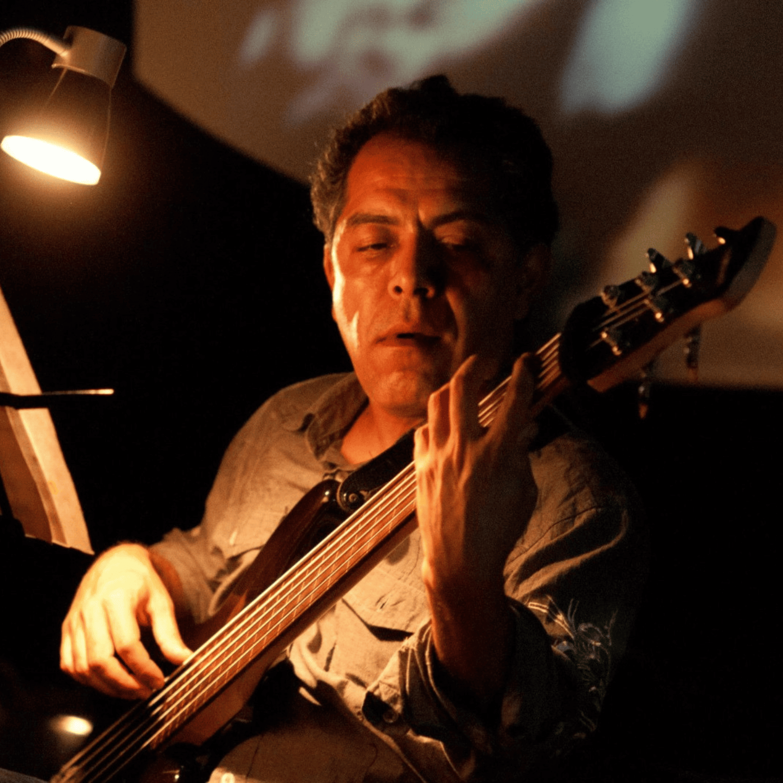 Ciro Liberato, maestro de bajo eléctrico en EOACS